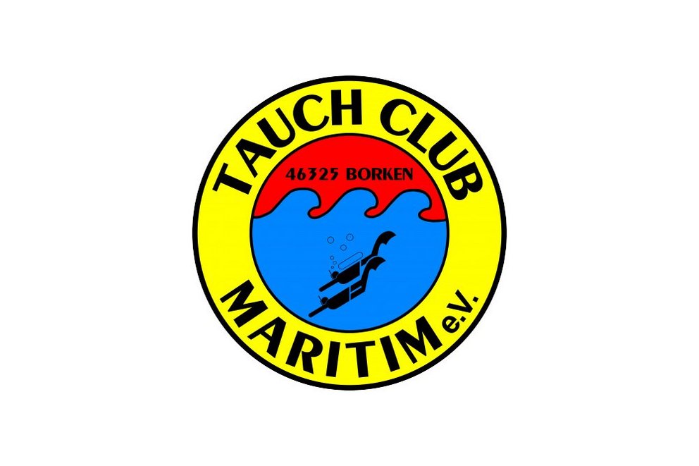 Logo des Tauchclub Maritim e.V. Das Bild zeigt das Logo des Tauchclub Maritim e.V.. Es ist rund mit gelbem Rand und schwarzer Schrift. Im Inneren befindet sich eine stilisierte Wasserfläche in Blau mit roten Wellen oben und einem schwarzen Taucher unter Wasser – passend zum Schwerpunkt des Vereins.