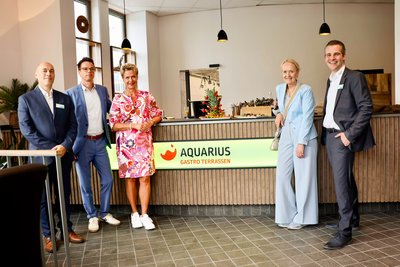 Personen vor der Ausgabetheke der Gastronomie