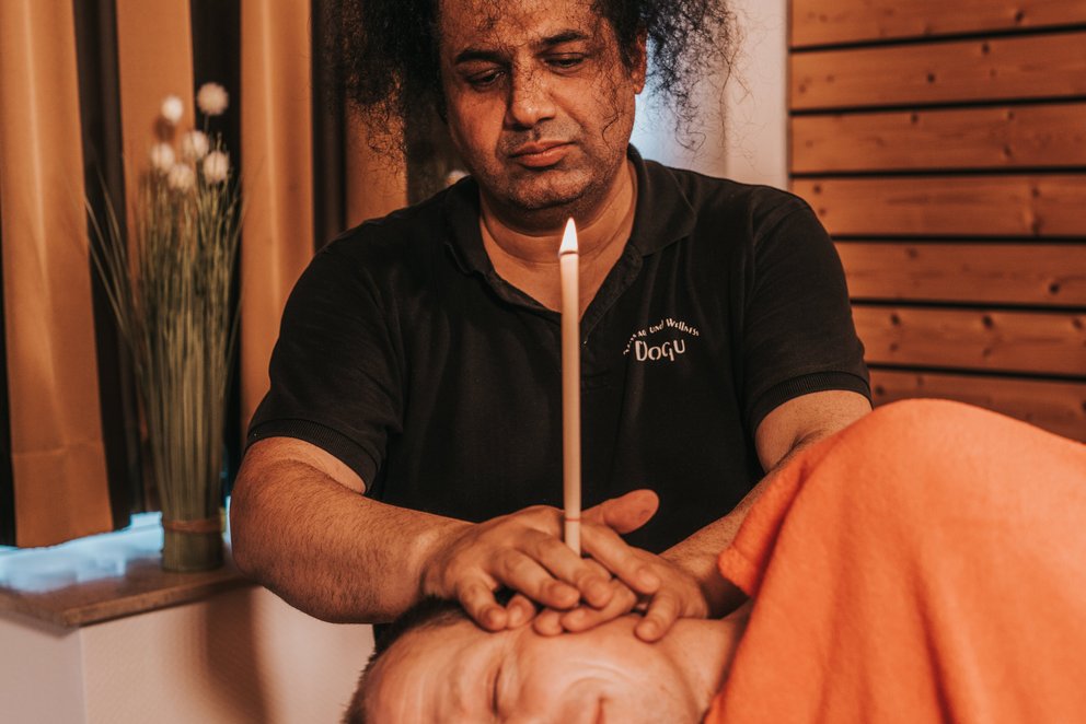 Person erhält Massage in Wellnessumgebung. Das Bild zeigt eine Person, die in einer Wellness-Umgebung eine Massage erhält.