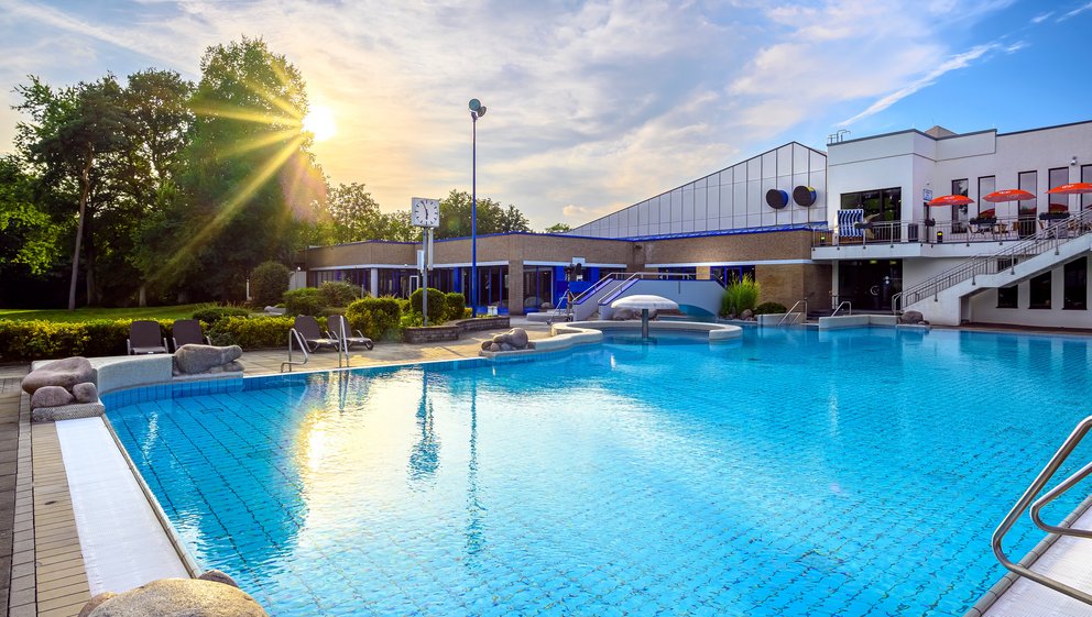 Sonniger Poolbereich im Freien. Blick auf ein farbenfrohes Planschbecken im Freibad bei sonnigem Wetter.