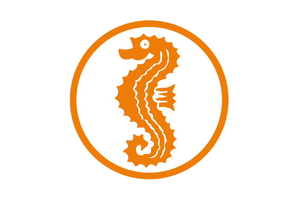  Logo in Orange mit einem Seepferdchen