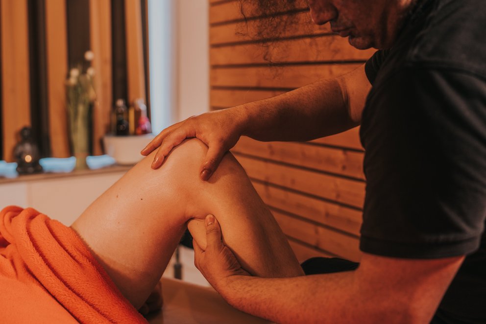 Person erhält Massage in Wellnessumgebung Das Bild zeigt eine Person, die in einer Wellness-Umgebung eine Massage erhält.