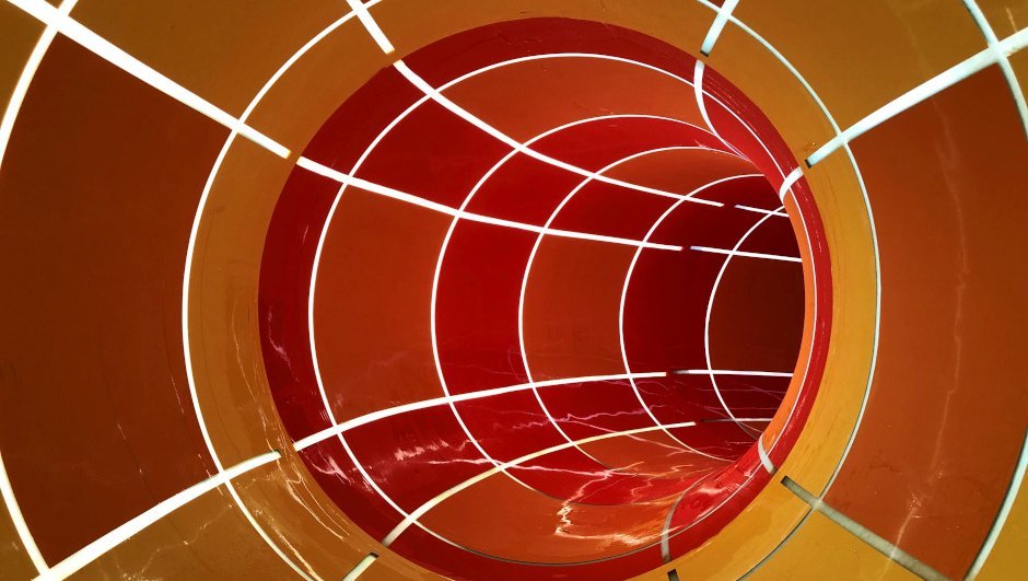 Rutsche. Ein Rutsche in Rot und Orange.