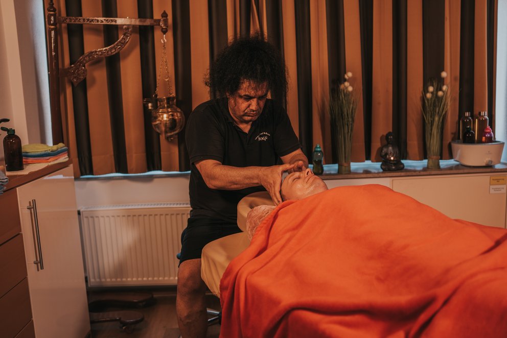 Person erhält Massage in Wellnessumgebung. Das Bild zeigt eine Person, die in einer Wellness-Umgebung eine Massage erhält.